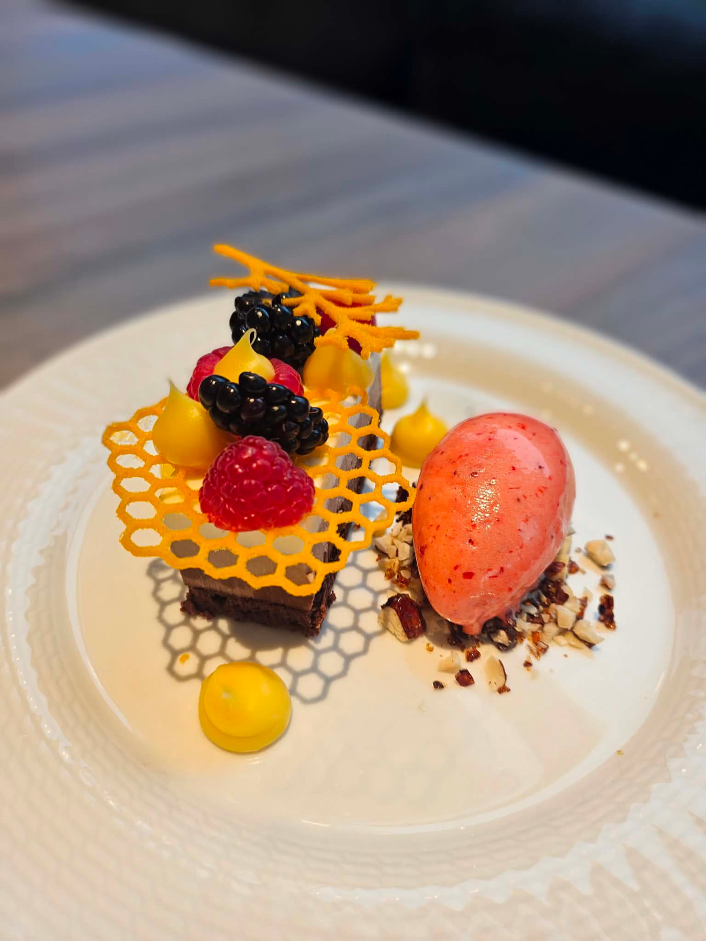 Chokoladedessert med bær og sorbet