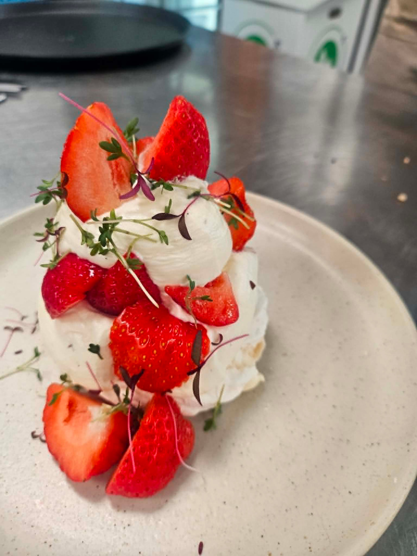 Dessert med flødeskum, friske jordbær og krydderurter
