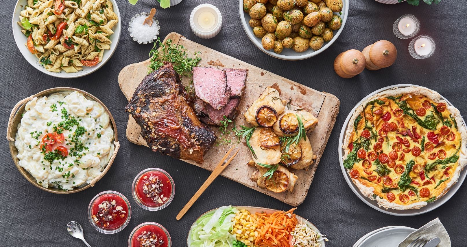 Buffet med oksesteg, kylling, kartofler og tærte