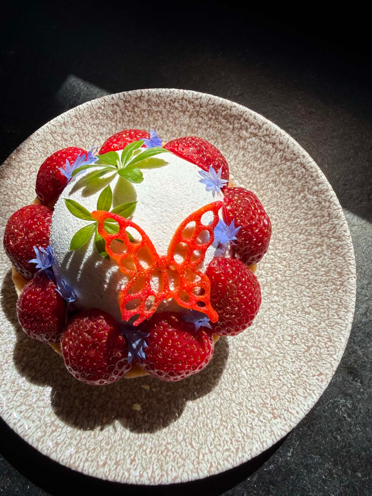 Jordbærtærte med vanillecreme og spiselige blomster