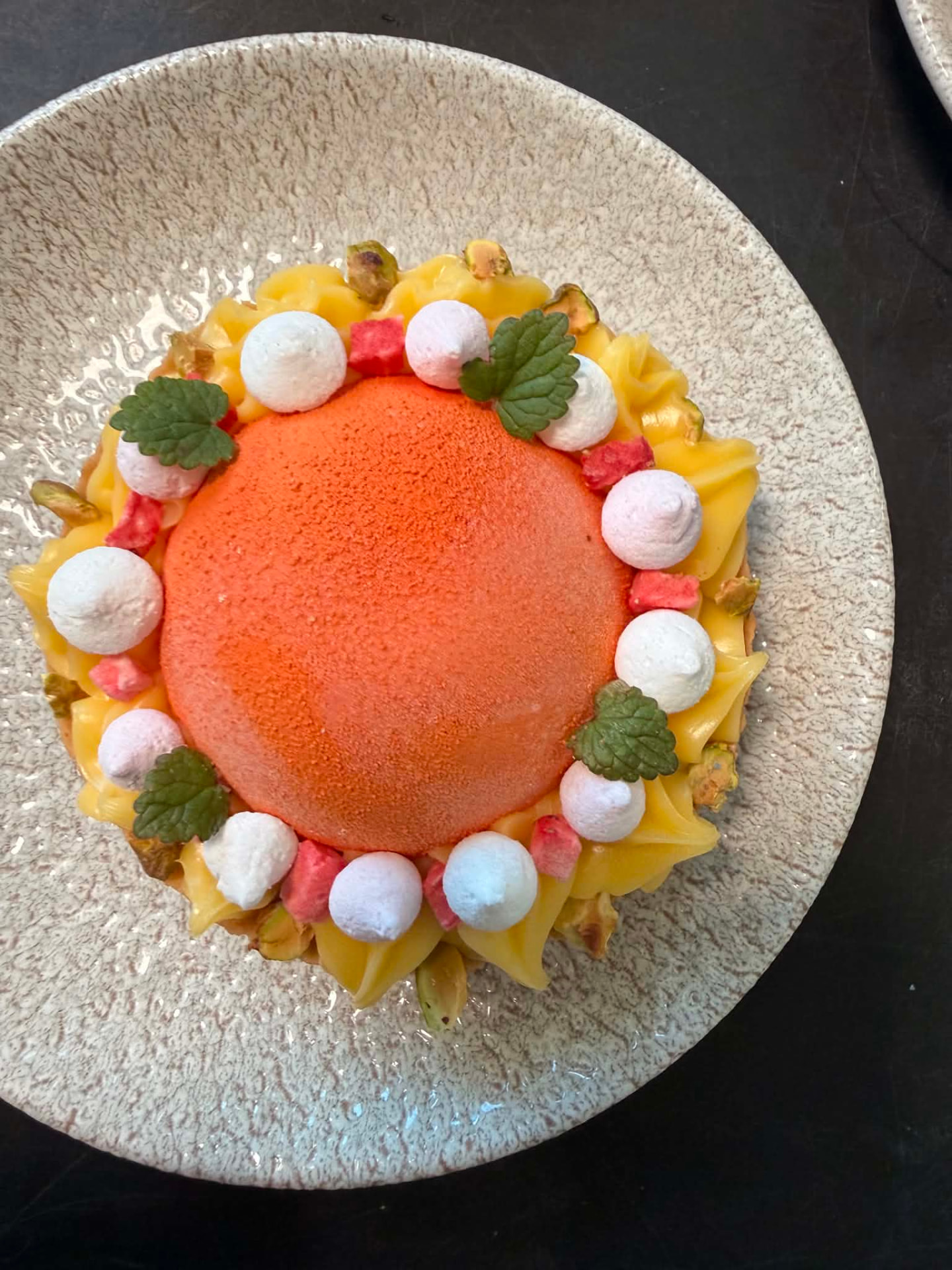 Mousse-dessert med citroncreme, marengs og pistacie