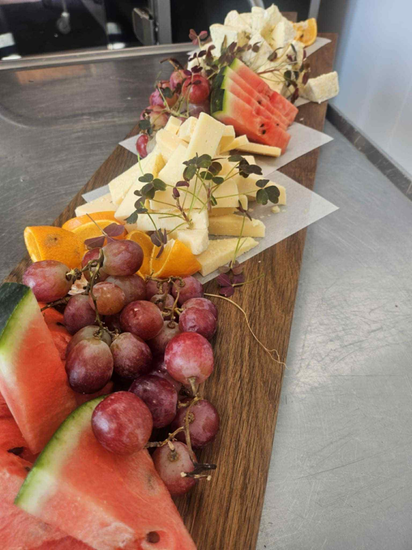 Ostebord med udvalgte oste, druer og vandmelon